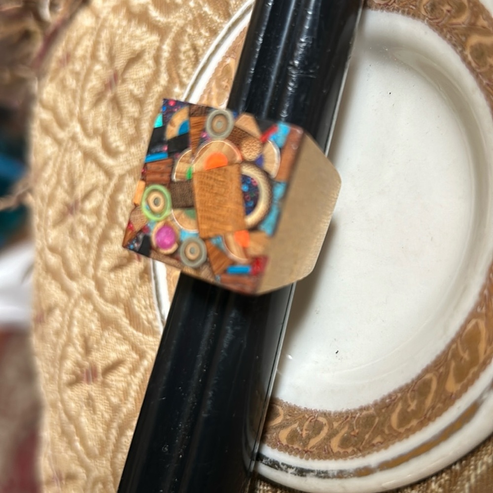 Vintage Wood & Resin Abstract Design Ring - Picture 7 of 8